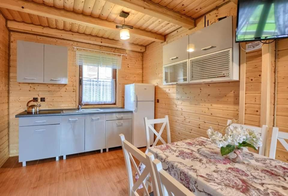 Domki Caloroczne Domkowstwo Bobrka Exteriör bild